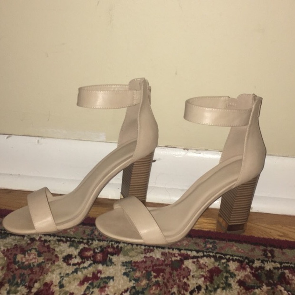 NUDE HEELS SIZE 8 STRAPPY